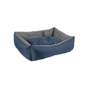 מיטה כחולה כהה נגד מים